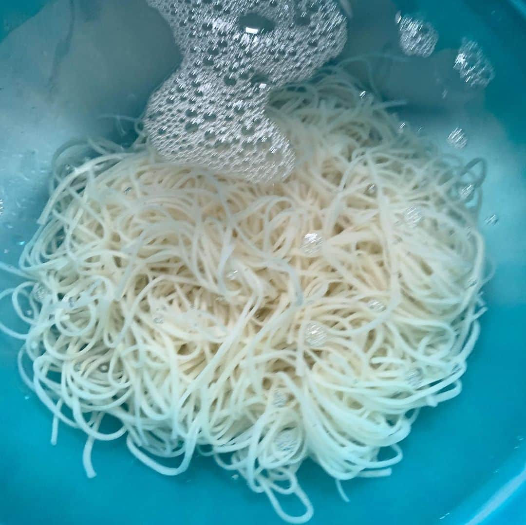 橋本志穂さんのインスタグラム写真 - (橋本志穂Instagram)「ランチは稲庭うどん  ゴルフのワンオンチャレンジでゲットした乾麺。  茹でて 冷水で洗って あたためなおして  手間暇かかるけど ツルツルっと食べるのはあっという間。  夫は甘いお揚げ 私は梅干しトッピングで おぼろ月見うどんランチでした  #おいしい白だし  万能です。 普段は煮物に使ってますが、 16倍に薄めたらうどんつゆが完成❣️」1月28日 11時34分 - shihohashimoto3