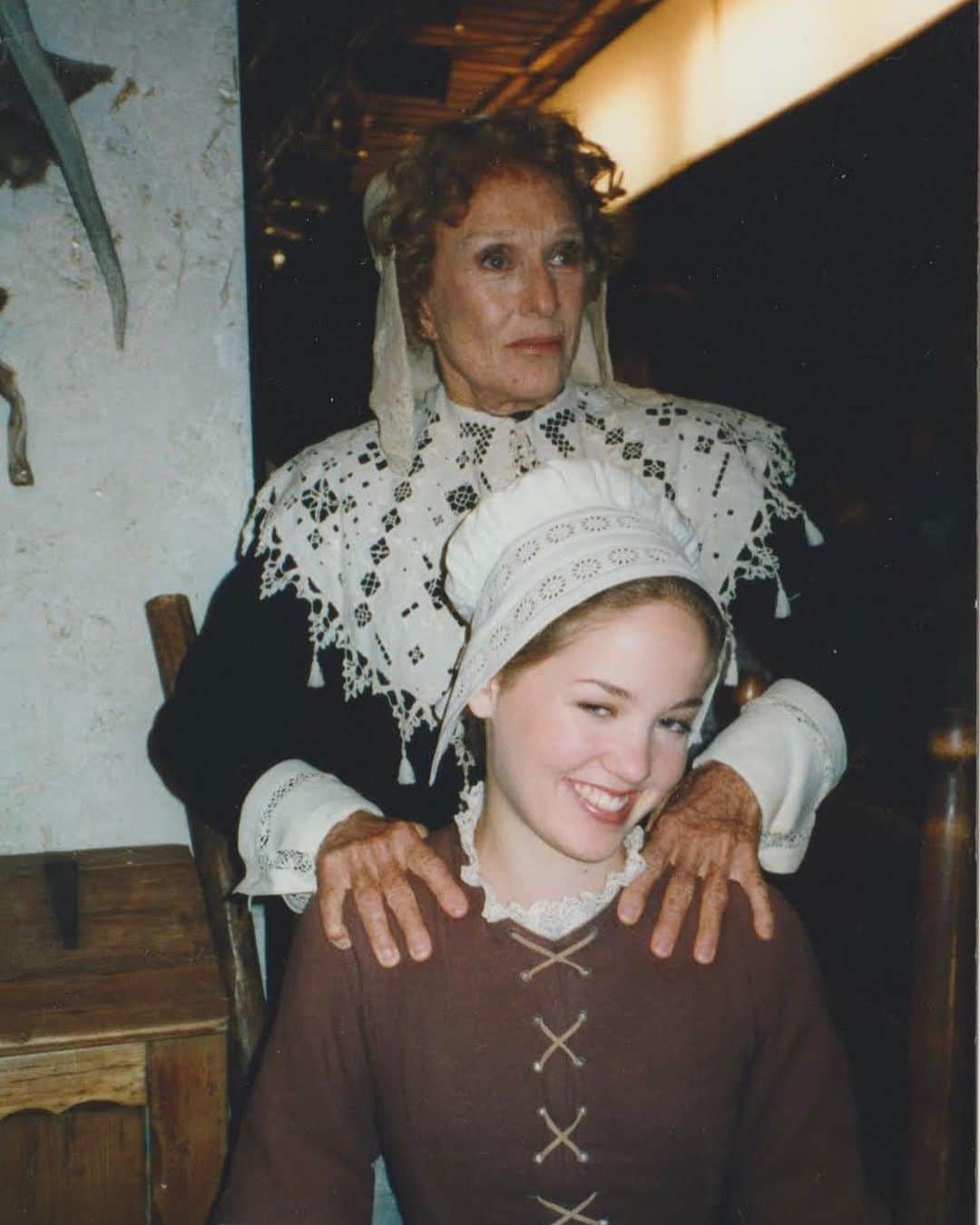 エリカ・クリステンセンのインスタグラム：「Cloris Leachman is unforgettable. Twenty years ago, when I had the shock and joy of working with her, I had yet to appreciate the nuance of her performance in The Last Picture Show or the eternally classic Frau Blücher (neigh!) of Young Frankenstein.   What I knew of her was how, when released from work early, she flipped everyone the bird and left with, “see ya, suckas!” This was when she was 74. I knew she was “old” but she should’ve been the picture in the dictionary under “spry”. She was fit! And, I think I somehow witnessed that she was limber...? And she was whip smart and crass and incredibly professional. One day when she took me to lunch she advised me not to drink water a half hour before eating, so as to avoid inhibiting digestion. I’ve never developed the discipline.   This little show, by the way, was a sitcom on CBS called “Thanks”, about colonial Americans, fresh off the boat. Some people really got it but we were up against the debut of Who Wants to be a Millionaire and they crushed us.   Recently my kids have watched The Croods approximately 94 times, only appropriate since that’s the age to which she lived. She was indeed crude but with the most refined sense of humor, honed long before our paths crossed. When I heard she passed today, I thought of what a long, full life she lived and how many tears of laughter she drew from millions of people. What a legend.  #RIP」