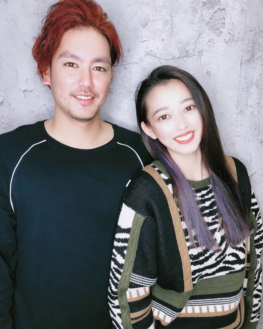 DJ SHERY（小坂早紀）のインスタグラム：「時差投稿🕰オフ中のひとこま . 同じ美容院行ってるねんけど いつも2人の謎の要求聞いてくれてありがとう！！笑 . 派手な夫婦なのかな？笑😊 まぁたまにはいいさ〜✌️ . ジーコは炭治郎ヘアーゆうてたけど鬼滅の刃見た事ないです！(爆笑) . #japan #osaka #美容院　#赤髪　#インナーカラー　#haircolor #夫婦写真」