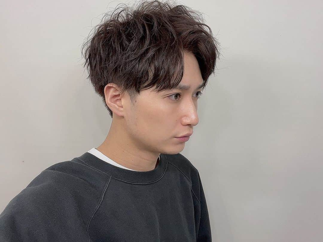 井深克彦さんのインスタグラム写真 - (井深克彦Instagram)「.﻿ 💇‍♂️✂️🌈﻿ ﻿ #SMILOOP の土屋さんに﻿ カット&カラー﻿ 超音波トリートメント﻿ してもらいました🎼﻿ ﻿ 今回は伸ばしてた襟足を﻿ バッサリ切ってもらって﻿ 結構短くしました🙆‍♂️﻿ ﻿ @shoken.t  いつもありがとうございます✨﻿ セットも最高🥺﻿ ﻿ ほんの少し髪明るくしたよん🤩﻿ ﻿ さて、本日22時から﻿ 芸人・ヴェートーベンさんの﻿ ZOOMイベント【ヴェートーク♪】に﻿ ゲスト出演させていただきます💻﻿ ﻿ 30日21時からは﻿ 谷口ゆうなちゃんとの﻿ コラボインスタライブです📱﻿ ﻿ どちらもおうちで視聴できるので﻿ 見て下さいね〜！！！﻿ ﻿ #メンズヘアカラー  #メンズヘア #美容院 #ヘアサロン #原宿 #Harajuku #hairsalon  #haircolor  #menshairstyle  #menshaircut #menshaircolor」1月28日 11時54分 - ibuka_katsuhiko