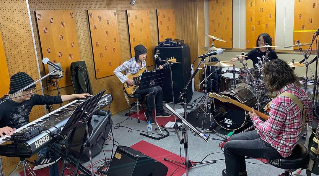 田村直美のインスタグラム：「1/30ライブのリハ♪ かなーり追い込んだ (追い込まれたw)  休憩中も見逃せない構成になってます😆  はたのんもリハに合流‼️ 歌い踊ってます 見参！ポケモンメザスタ　 歌うよ　みなさんダンス頼みますよ〜😆👍  1/30 18時〜 田村直美streaming live 「Blast right now!!」 Vo.田村直美 Dr.田中一光  B.西山史晃  Gt.北島健二 Key. DIE   チケット↓↓ https://eplus.jp/tamura_brn21sp」