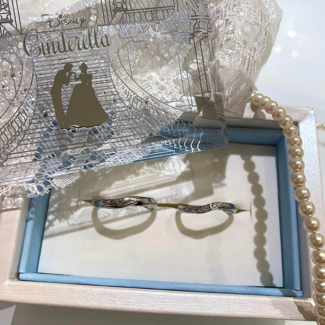 JKプラネット銀座.表参道.福岡|結婚指輪セレクトショップさんのインスタグラム写真 - (JKプラネット銀座.表参道.福岡|結婚指輪セレクトショップInstagram)「💍@jkplanet.jewelry ディズニー シンデレラ – Disney Cinderella 2021新作の結婚指輪・婚約指輪 . デザイン名: Brilliant Magic [ブリリアント・マジック]  シンデレラを変身させる美しいまほう。 その輝きはいつまでもシンデレラを包みきらめきます。  リングの流れに添って留められたダイヤモンドでシンデレラを取り囲む魔法の軌跡を表現✴︎°.  12時の鐘が鳴り魔法のが解けた後も消えずに残ったガラスの靴はシンデレラと王子を結びつけます。 ． JKPlanet 全店でお取り扱い中です☄︎ ． ⇩JKPlanet SHOP LIST⇩ 銀座本店・表参道店・横浜元町店・名古屋栄店・福岡天神店・熊本上通店・宮崎橘通り店・鹿児島天文館店  #JKPlanet #JKプラネット #婚約指輪のセレクトショップ #結婚指輪のセレクトショップ  #結婚指輪JKPlanet #婚約指輪JKPlanet #シンデレラ #ディズニー #エンゲージリング #婚約指輪 #マリッジリング #結婚指輪 #プロポーズ  #結婚準備 #プレ花嫁 #ディズニー婚 #ディズニープリンセス #ディズニー好きさんと繋がりたい #ガラスの靴 #ディズニーウェディング #結婚指輪探し #結婚指輪選び #婚約指輪探し#婚約指輪選び #2021冬婚」1月28日 11時59分 - jkplanet.jewelry