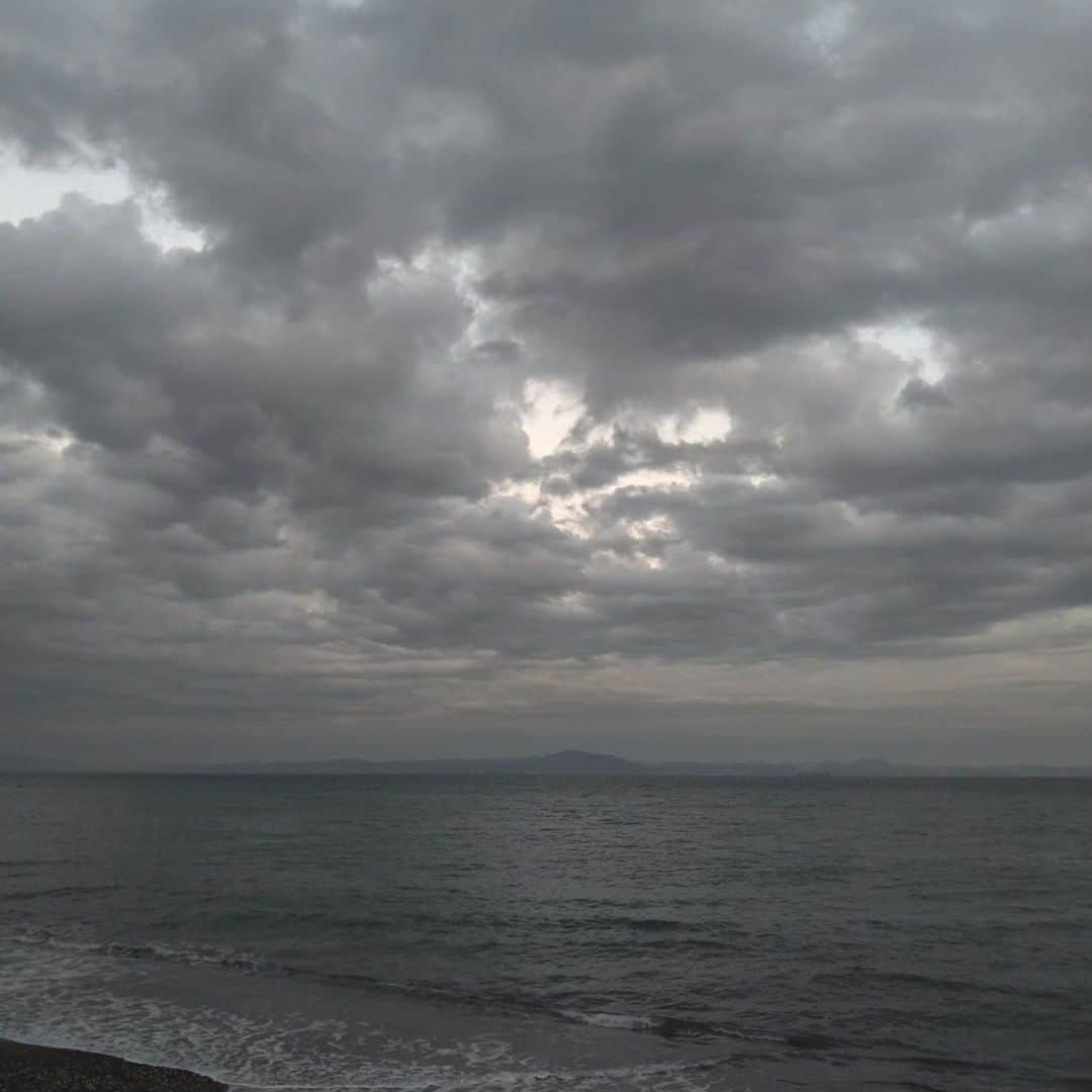 【公式】オーシャンリゾートホテル マホロバ・マインズ三浦さんのインスタグラム写真 - (【公式】オーシャンリゾートホテル マホロバ・マインズ三浦Instagram)「. 色のない三浦海岸。 昨日の夕方、雨上がりで 暗い雲に覆われています。 こんな海もかっこいいなあと 写真を撮りました。  #曇り空 #雲 #雨の日 #雨上がり #空が好き #冬空 #雨上がりの空 #海と空 #gotoトラベル #お写んぽ #海が好きな人と繋がりたい #散歩道 #田舎の風景 #風景写真 #海の景色 #スローライフ #テレワーク #移住 #田舎暮らし #igで繋がる空 #二拠点生活 #移住生活 #移住計画 #三浦 #マホロバ #三浦半島 #maholovaminds #マホロバマインズ #三浦海岸 #マホロバマインズ三浦」1月28日 12時00分 - maholova_minds_miura