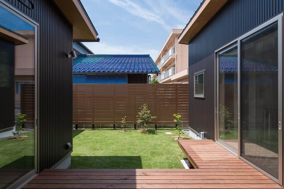 ルポハウス一級建築士事務所さんのインスタグラム写真 - (ルポハウス一級建築士事務所Instagram)「・ ・ ・ 囲まれた庭には、セカンドリビングともいえるような大きなウッドデッキを設けました。 ・ 芝の手入れや緑の成長も楽しみなプライベート・ガーデン。 ・ ・ ・ ルポハウスの施工事例をもっと見てみたい方は こちらまで☞ @reposhouse ・ #ルポハウス は#ちょっとかっこいい家 を"友人のために"という思いでつくっています。 ・ 一生に一度の#マイホーム。 「あなたにしかできない」×「ルポハウスだからできる」で、 私たちだけの#家づくり を思いっきり楽しんでみませんか？！ ・ ・ ・ #家 #インテリア #住宅 #注文住宅  #ライフスタイル  #新築一戸建て #住まい #シンプルな暮らし #デザイナーズ住宅 #一級建築士事務所 #設計事務所 #instahouse #滋賀 #大津 #草津 #栗東#外観デザイン #外観イメージ #ガルバリウム外壁 #ガルバ #塗り壁の家  #外構デザイン #ガーデンインテリア #中庭のあるお家」1月28日 12時00分 - reposhouse
