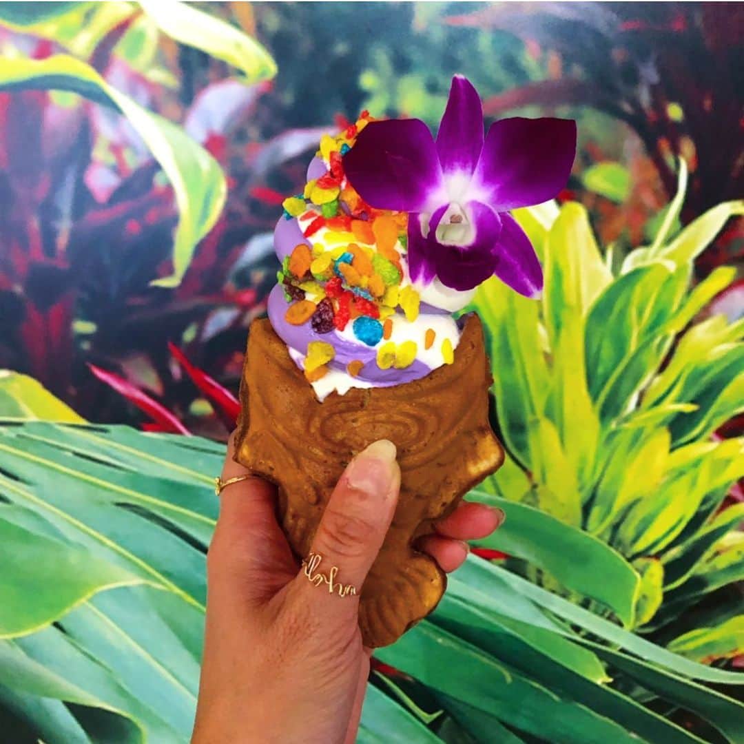 のインスタグラム：「🤍💜🍦💜🤍 ・ 📍SOMISOMI ・ 何度も食べているのに postした事がなかった たい焼きアイス『ソミソミ』 ・ たい焼きの大きなお口にアイスが乗っていて 見た目がキュートなアイスなの♡ たい焼きの中身はヌテラがたっぷ〜り😋 見た目もお味もGoooood! 可愛すぎでしょ？♡ ・ すぐに溶け出してしまうから アイスを撮る時はいつも以上に必死。笑 南国でアイス撮影あるあるだよね🥴笑 ・ #hawaii#islandofoahu#oahu#ハワイ#trip #オアフ島#travel#loco_hawaii#travel_jp #funtorip#タビジョ#旅MUSE#genic_travel #genic_mag#たびねす#旅行#genic_hawaii #somisomi#アラモアナ#alamoanacenter #alamoana#cafe#icecream#oahuhawaii #tabijyomap_hawaii#lealeahawaii#2021」
