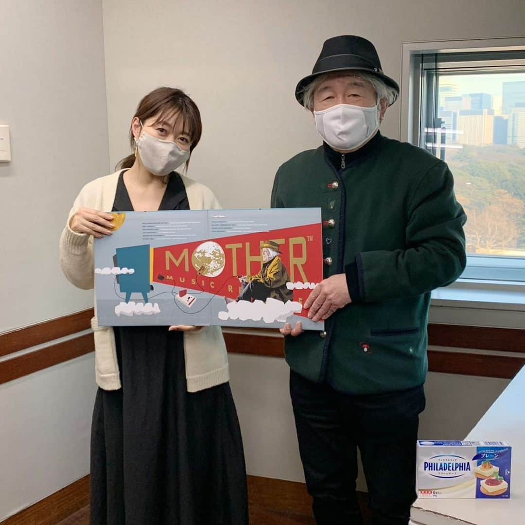 坂本美雨のディア・フレンズさんのインスタグラム写真 - (坂本美雨のディア・フレンズInstagram)「1/28 #ディアフレンズ 音楽家生活50周年を迎えた #鈴木慶一 さんをお迎えしました！  昨年11月にビルボードライブ東京で行われた 鈴木慶一さんの音楽家生活50周年記念ライブ 美雨さんもゲストボーカルとして出演しました♪  数多くのミュージシャンから愛されている 鈴木慶一さん！ #あがた森魚 さんに出会い音楽を始め “日本語ロック”の先駆者とも言われています！  「#はちみつぱい」「#ムーンライダーズ」 #高橋幸宏 さんとの「THE BEATNIKS」 #KERA さんとの「No Lie-Sense」などなど バンドやユニットでも多くの作品を残されて いる慶一さん。  ソロ作品でもCM音楽や、楽曲提供をはじめ #北野武監督 の映画「#座頭市」では 日本アカデミー賞最優秀音楽賞を受賞。  そして、1989年に発売された任天堂の RPGゲーム「MOTHER」の音楽を 手がけたことでも知られています！  「MOTHER」は糸井重里さんがデザインと シナリオを手がけた人気ゲームで 日本のみならず海外にもファンが多く ゲームはもちろん、ゲーム音楽としても 異例の作品として話題になりました。  鈴木慶一さん 「音楽とビジュアルの間で、容量の取り合いが 行われる。」  美雨さん 「当時のゲームというと、ピコピコって 言われるようなサウンドを思い浮かべると 思うんですけど、シンプルな音じゃないと 入らなかったっていう。」  鈴木慶一さん 「同時に音が鳴らないんだよね。 “MOTHER”は、糸井さんの意向で アメリカの田舎の町の話なので クラシカルなものではないと思って ポップミュージックを追求してみようと。 これが、非常に難しい！ 和音が出ないから、プログラマーであり 作曲家の田中宏和さんが すごい工夫をするんだよね。 パン！って三つの音をちょっとずらして （コードのように）鳴らす。」  そしてこの度、89年に発売されたアルバム「MOTHER」の セルフカバーアルバム 『MOTHER MUSIC REVISITED』が 1月27日に発売されました！  美雨さん 「シンプルな音でしか、当時は 表現できなかった音楽を 今のデータ量、今の自由な音で 再現してみたいと。」  鈴木慶一さん 「あともうワンクッションあって。 実は89年に出したとき、歌詞をつけて ロンドンで録音をした。 男性は少年合唱団の少年。女性は14歳の 少女を設定して、オーディションに行って。 歌ってもらった。それを自分で歌うというのを やってみたかったんです。」  ―――――――――  【#森永乳業 #CafeTalk】  Q. カラオケの十八番はありますか？  「必ず歌うのは、Boz Scaggs “We're All Alone”。 それと、クレイジーキャッツですかね… “ホンダラ行進曲”かな。 これ面白いもので、私の弟、鈴木博文。 カラオケの十八番が“ちいさい秋みつけた” なんですよ（笑） 90年代によく行ったなぁ～ 一番記憶に残っているのは、亡くなった 遠藤賢司さんと、PANTA、佐野史郎さんも いた…これが面白かったね～！ （曲を）書き留めていた人がいたんだよね セットリストとして。」  #MOTHER #MOTHER2  #任天堂 #Nintendo #糸井重里 #細野晴臣  #遠藤賢司 #PANTA #佐野史郎 #坂本美雨 #MiuSakamoto﻿ @miu_sakamoto﻿ #ディアフレンズ﻿ #tokyofm #JFN﻿ #全国38局ネット﻿ #radiko @tokyofm_official」1月28日 12時02分 - dearfriends80