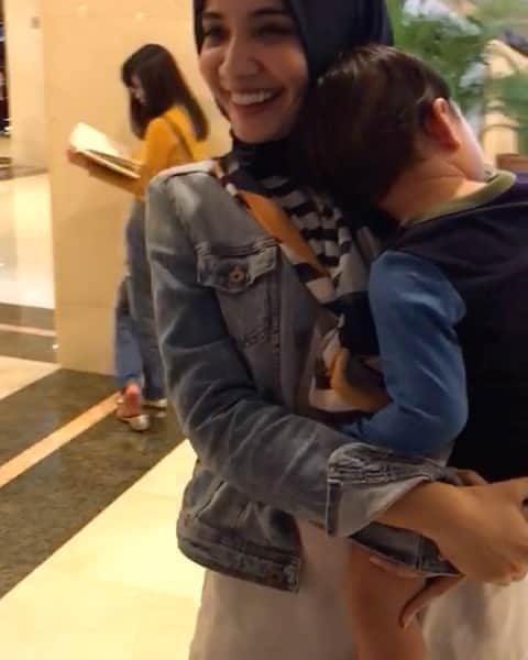 Zaskia Sungkarのインスタグラム：「MasyaAllah Nemu video wkt tante disneyland berhasil boboin rafathar 🤣 emesshh  @raffinagita1717」