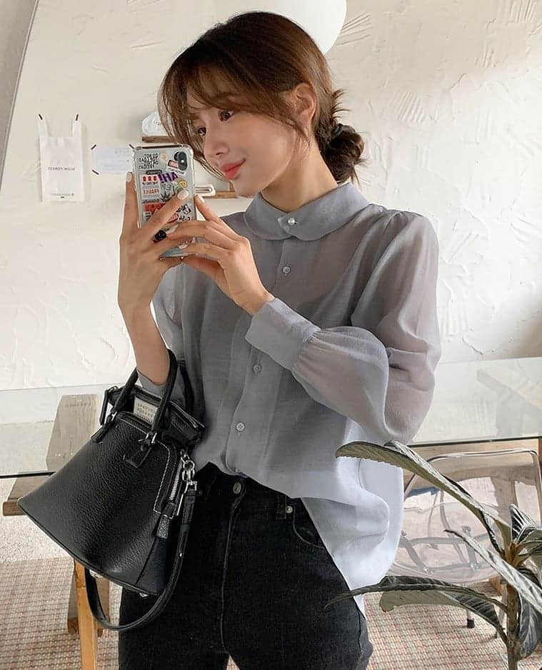 のインスタグラム：「🆕本日の新作5%OFF🆕 本日の新作は７点ᕙ( ˙-˙ )ᕗ❣️  インスタでは、シースルーブラウスをご紹介します💙💙 丸い襟ライン、パールボタンに加え 肩のシャーリングでとっても女性らしい1枚ですପ(⑅︎ˊᵕˋ⑅︎)ଓ どんなアイテムとも合わせやすくたくさん活用できる１枚です🎵  詳細はサイトでチェックしてください💡  #イムブリー#IMVELY#ワンピース#大人カジュアル#大人可愛い#ootd#デイリー #カジュアルコーデ」