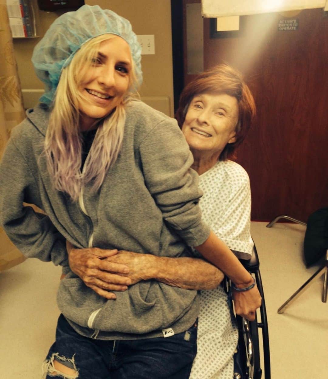 ミッキー・サムナーのインスタグラム：「Cloris once said: “When something is truly funny, it's funny all the time” Well, Cloris by your own definition you were & are truly the Funniest.  The Queen of Comedy, the genius behind unforgettable characters that are forever etched into my funny bone. A Legend, a true beauty, and the hardest working woman in show business. Forever in my heart Cloris. Thank you for everything.  ♥️ I had the pleasure & privilege of playing Cloris’ delinquent granddaughter in “This is Happening”. Cloris was tireless in her attention to detail - she insisted on using her own dead stuffed dog as her personal prop which she pulled out of the closet during our first table read. Her discipline was unmatched - long days, long nights didn't tire her, she had the most energy of anyone on set. I will never forget her pranks, her dedication to the role, her generosity to the whole cast & crew, and of course her ability to make everything hilarious. My funniest Cloris moment was when we were shooting a pretty serious scene - my character was supposed to be in a solemn emotional place thinking about her dead mother & right before action I felt something so I looked down & Cloris was licking the entirety of my bare arm - I whispered “Cloris what are you doing?!?” and she just looked at me with this cheeky grin & her twinkly eyes and then laughed her infectious laugh and before I knew it @rmjaffe had called action and without missing a beat she was right in the scene and I was absolutely not in the scene - I was just reeling from the fact that Cloris Leachman had just licked me. ♥️」