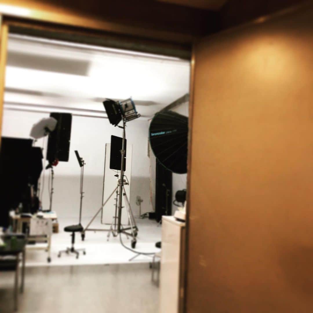 渡部幸也のインスタグラム：「昨日の昼間はスタジオ撮影で、ヘアメイクのお仕事してきました✨  スタッフさんが凄く活気があって、しかもクリエイティブなこだわりも強く、こちらの気持ちも引っ張られて、心地よく仕事させてもらいました。  結果的に仕上がりも良く、皆様の目に触れるのが楽しみです🤗  その後はサロンで美容師からの、いつものトレーニング☺️  凄く充実した１日でした。  そして本日はサロン✂︎ 当日のご予約も数件増えて、本当に有難いです😭  美容師もヘアメイクもトレーニングも、今年は更に全力で頑張ります✨  皆様からのご予約、お待ちしています。  riLLa 渡部幸也  #ヘアスタイル #ヘア #髪型 #ヘアカタログ #ヘアセット #くせ毛風パーマ #透明感カラー #hair #恵比寿美容院 #代官山美容室 #代官山美容院 #美容学生 #中目黒美容師 #恵比寿グルメ 美容師 #恵比寿美容師 #中目黒美容室 #中目黒美容院 #恵比寿美容室 #サロンモデル #中目黒ランチ #恵比寿ランチ #riLLa #中目黒 #代官山 #恵比寿 #猫 #ar_magazine #murua #riLLa中目黒  #猫のいる暮らし」