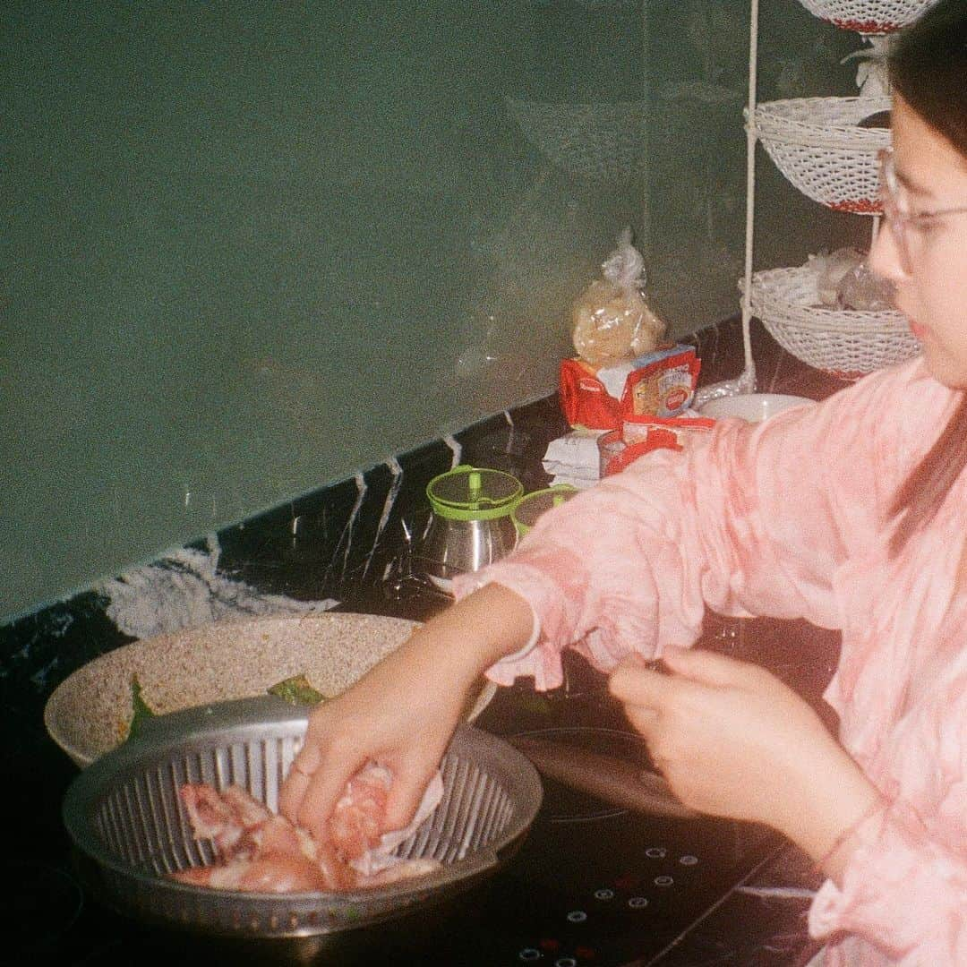 Prilly Latuconsinaさんのインスタグラム写真 - (Prilly LatuconsinaInstagram)「aku di Rumah.  gak jauh-jauh dari ulekan 🤦🏻‍♀️ walaupun di Rumah sepi, tetep aja masak karena nanti tiba-tiba pasti abis 😂」1月28日 12時16分 - prillylatuconsina96