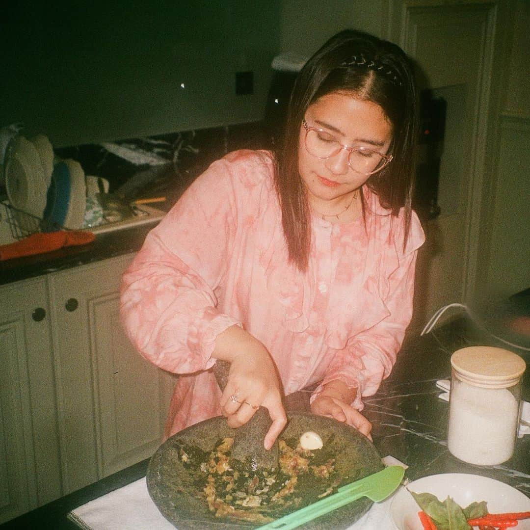 Prilly Latuconsinaさんのインスタグラム写真 - (Prilly LatuconsinaInstagram)「aku di Rumah.  gak jauh-jauh dari ulekan 🤦🏻‍♀️ walaupun di Rumah sepi, tetep aja masak karena nanti tiba-tiba pasti abis 😂」1月28日 12時16分 - prillylatuconsina96