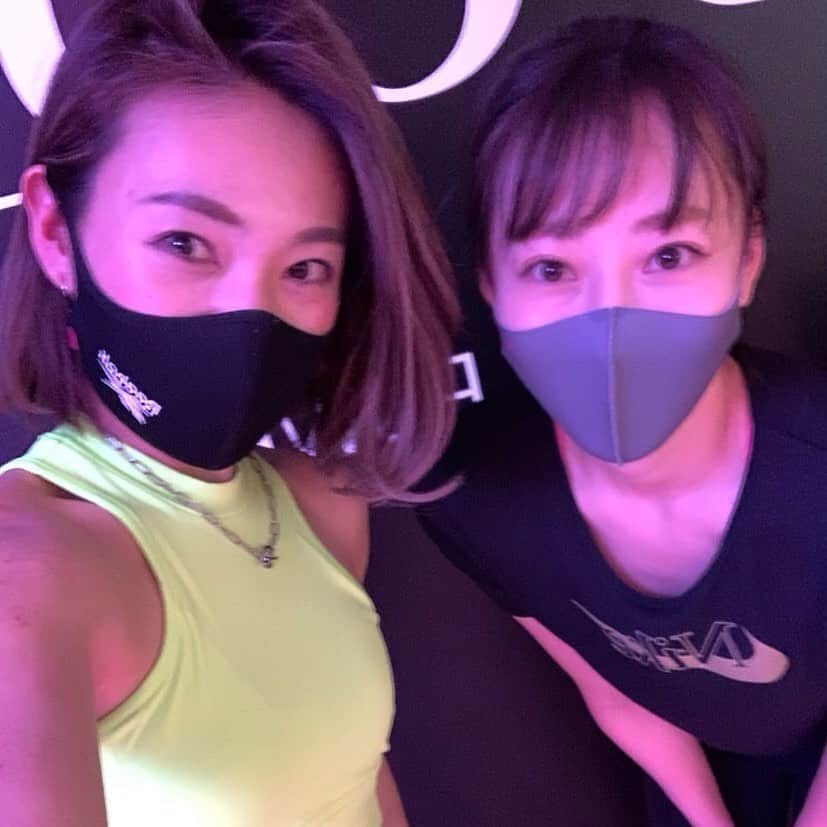 中村果生莉のインスタグラム：「💪 . . 昨日は#美コア東京スタジオ  に MAKIさん(@dark.belly )の #リズムシェイプ 受けて来たよ〜💕  私は、2月20日(土)19時半〜  東京スタジオでリズムシェイプデビューなので、お勉強も兼ねて♡  マキさんのレッスンは以前も参加させていただいたのだけど、  何をやるのか、どこに効くのかが分かりやすくて、キツいんだけど楽しくて、60分があっという間なのに終わった後のやり切った感もすごい！😂笑  こんなレッスンを目指していかなきゃなと思わされる毎回です😘  MAKIさんありがとうございました🙏💕  #美コア は、山口絵里加さん(@erikayamaguchi_diet )が考案した、食事・運動・生活習慣を整えて体幹を鍛えながら免疫力30%、代謝12%アップさせて、体温の維持・上昇に着目した美コアメソッドです。  麻布十番のスタジオではグループレッスンなども行っており、私はその中の#シェイプクラス の #リズムシェイプ というクラスを担当できますが、  リズムシェイプだけじゃなくて色々なプログラムもあるので、女性だけではなく男性の方にもオススメ😊✨  また、ヨガマット1枚分の場所があれば、オンラインでも受けられますので少しでも興味ある方、ご予約、お問い合わせなど、詳しくは @bcore_official  をチェックしてくださいね💪✨  ただいまキャンペーンも行っているのでこの機会にチェック♡チェック♡  ということで！！  2月20日(土)19時半〜のリズムシェイプクラス、皆様お待ちしておりますーーー(^^)  ちなみにリズムシェイプクラスは  60分間、リズムに合わせて厳しくも楽しく！！  体幹トレーニングみっちりやりますよ〜！！笑  . . . #美コア #美コアトレーナー #リズムシェイプ #美コア東京スタジオ #トレーナー #training #体幹 #体幹トレーニング #コア #ダイエット #diet」