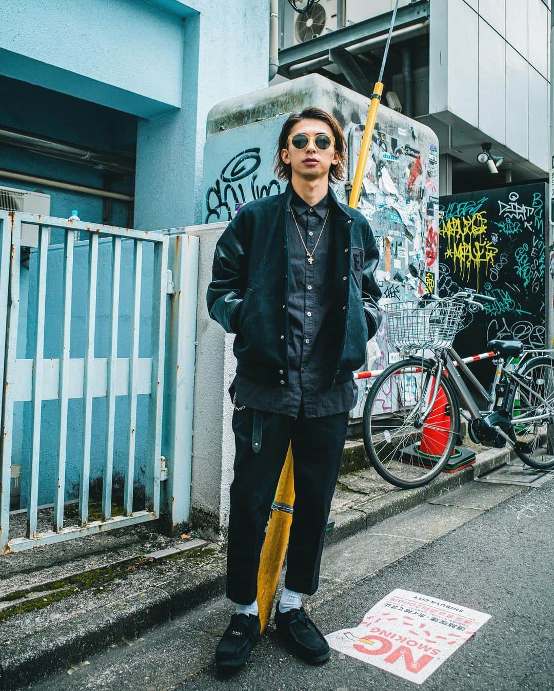 のインスタグラム：「ブラックストリート💂🏿‍♀️  スタジャン @deluxe_jp  #スタジャン　#アウター  シャツ @wax__official  #シャツ  パンツ @bedwin_official  #bedwinandtheheartbreakers  #ワークパンツ #dickies   ブーツ @clarksoriginals  #clarks  #clarkswallabees  #クラークス #クラークスワラビー   #allblack  #オールブラック #oceantokyo #oceantokyoover #メンズヘア #メンズファッション #メンズパーマ #メンズ髪型 #メンズヘアカタログ #メンズモデル #雨宮雄三#雨スタ」