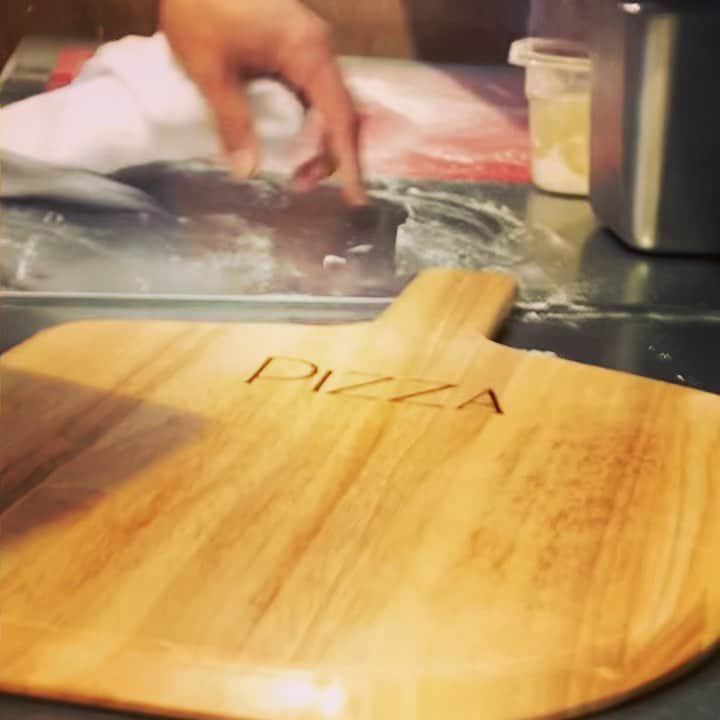 のインスタグラム：「雪の広場イエティです！  本日もイエティでは焼きたてのピザをご用意して 皆さまのご来店をお待ちしてます！  11:00〜14:00雪の広場イエティ ピザ限定で営業！ ・ マルゲリータ¥1580 クワトロフォルマッジ¥1680 溢れチーズのシカゴピザ¥1800 ミックスピザ¥1680 マリナーラ¥1500 ・ こちらの5種類とドリンク&ドリンクバーのみで営業中です✨ ・ ・ #栂池高原スキー場 #栂池 #つがいけ #tsugaike #雪の広場イエティ #栂池高原スキー場 #ピザのある生活」