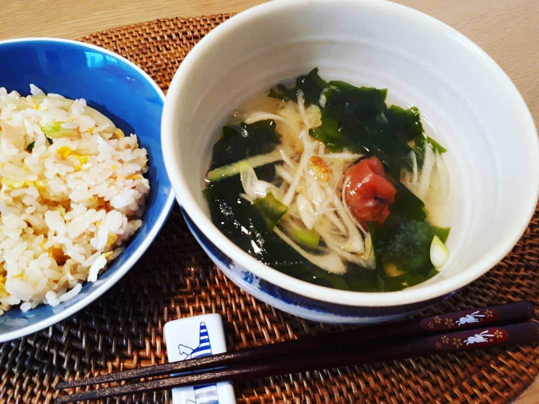 那須洋子のインスタグラム：「薬膳の学び💻  もう約5年前になりますが、 読売テレビ「かんさい情報ネットten.」のリポーター時代、ロケでご一緒させていただいた槇玲先生☆  槇玲先生は、 スーパーにある食材だけで作る おうち薬膳の第一人者。  オンラインで 約5年ぶりにお会いしました。  変わらない艶肌と イキイキしたご様子を画面から感じ、 槇玲先生の やわらか心地いい関西弁にも癒された、午前中。  今日学んだ万能ネギみそで 早速、 梅わかめスープを作りランチ。  うまうまあったまる～♪  #フリーアナウンサー 局アナ時代は #静岡第一テレビ #daiichitv #薬膳 #薬膳はバランス」