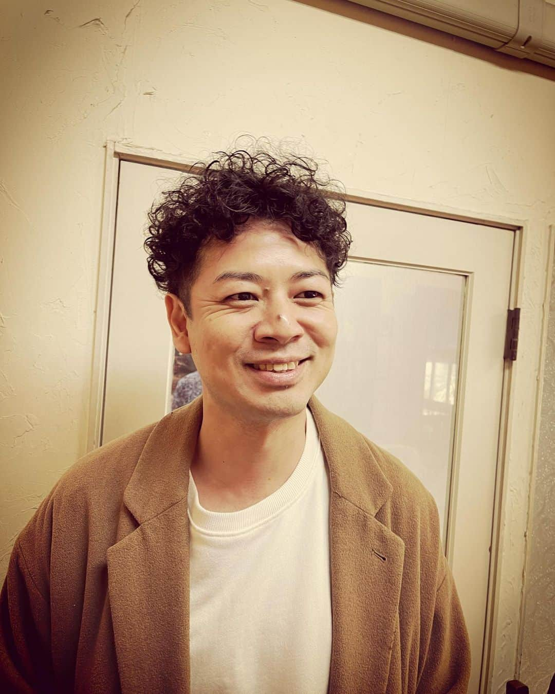 杉本知香さんのインスタグラム写真 - (杉本知香Instagram)「先日のすべらない話の川島の話。 松本さんの髪の毛、まじで私のスマホケースの色になりました🤣 あの日黒瀬と川島の予約が入ってて、無理矢理松本さんを入れて同時に3人担当してたので変な汗めちゃくちゃ出ました💦黒瀬もあの色を目撃した唯一の人💦  #中目黒美容室 #すべらない話#紫中の紫 #パンクブーブー黒瀬#パンクブーブー #インスタントジョンソンゆうぞう  #インスタントジョンソン#お疲れちゃん #ゆったり感江崎#ゆったり感」1月28日 12時21分 - sugimotoc