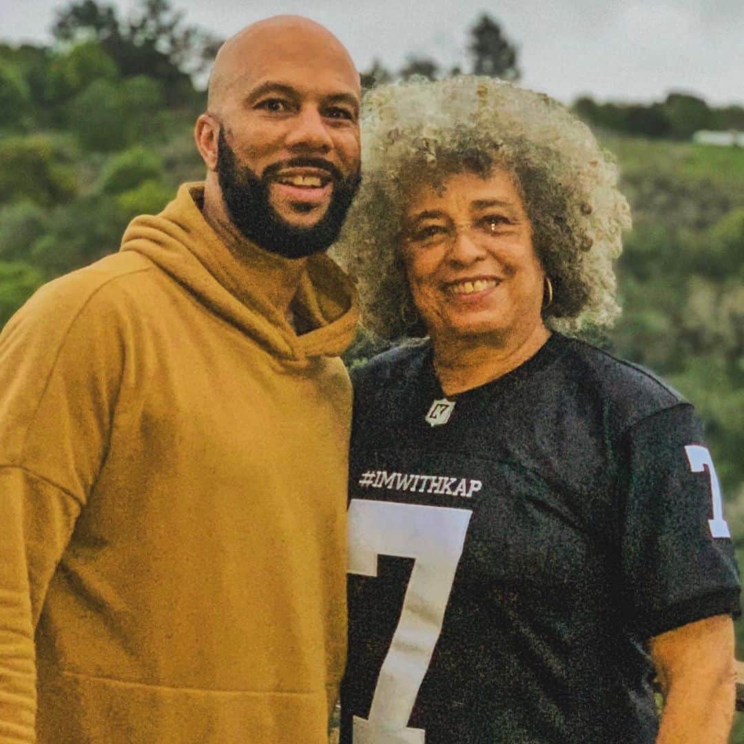 コモンのインスタグラム：「"You have to act as if it were possible to radically transform the world. And you have to do it all the time." Dr. Angela Davis. In honor of her birthday earlier this week, I want to celebrate Dr. Davis here and show gratitude for all that she has done over the years. Dr. Davis continues to be one of the biggest inspirations for me and the work I do in communities.」