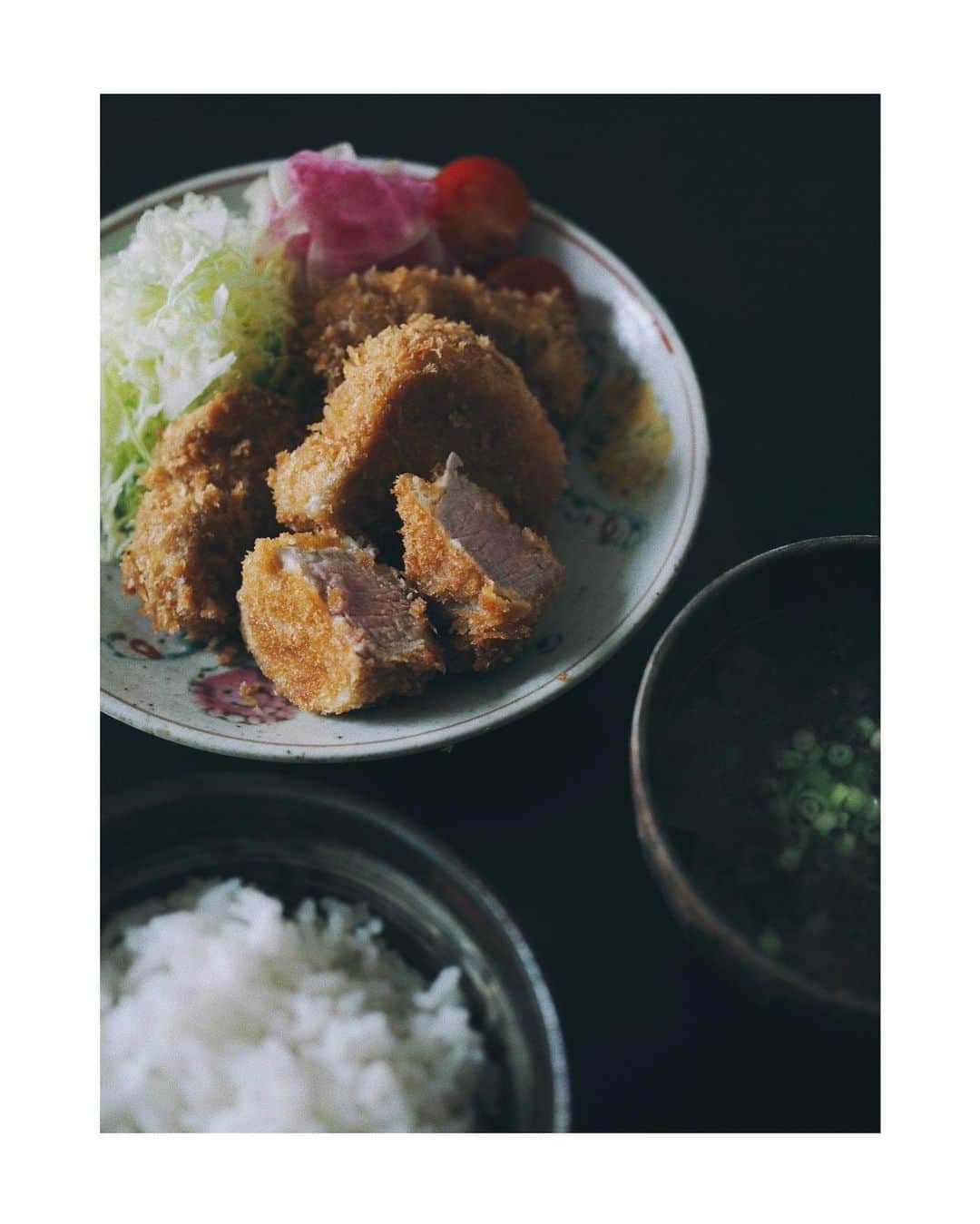のインスタグラム：「お昼です🔪🌿  坊からのリクエスト、 とんかつ。  母さん先に頂くね。 夜また揚げたる🤚🏻  とんかつは、 ヒレ派です🥺🤚🏻  完璧に揚がって、 ご飯もち🍚🍚🥢  一杯でとか無理です😑🤚🏻🍚  @hatakeya0313 のキャベツ、 甘い😑❤️🔥🔥🔥 幸せなお昼でした。  ご馳走さまでした🙏🏻  #作るなら丁寧に」