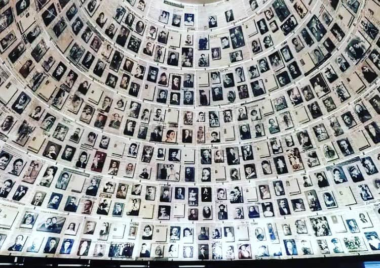 ブリー・ターナーのインスタグラム：「#holocaustremembranceday 🕯」