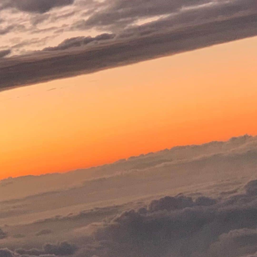 鈴木京香さんのインスタグラム写真 - (鈴木京香Instagram)「スタッフOです。  ロケ地に向かう飛行機の窓から見えた雲。 #熊野 の写真を見ながら、ご当地グルメを思い出しつつ、今は #ステイホーム 回想旅行です！  #おうち時間 にこちらのドラマを是非ご覧くださいませ。 フジテレビ系スペシャルドラマ『死との約束』 3月6日（土）21:00〜23:40放送です。  #死との約束#フジテレビ#野村萬斎#三谷幸喜#和歌山#熊野本宮大社#お世話になりました#鈴木京香#kyokasuzuki」1月28日 12時27分 - kyokasuzuki_official