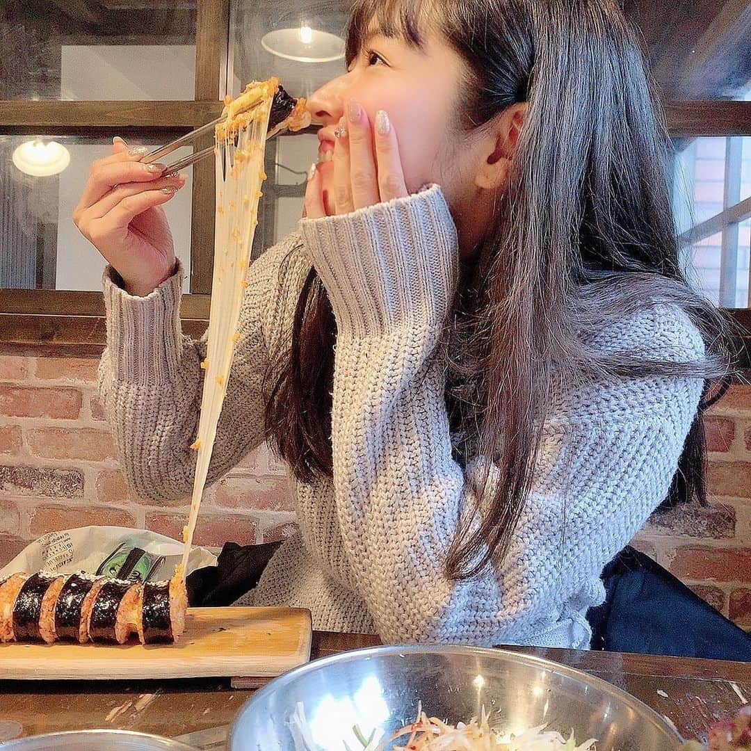 北村真姫さんのインスタグラム写真 - (北村真姫Instagram)「・ ・ ・ すっぴんボサボサだけど ずっと食べたかった 新大久保のお店に🦖 ⋆͛ チーズがすごい伸びる〜〜〜💗 ・ ・ ・ #新大久保 #チーズ #韓国 #韓国料理 #🇰🇷 #髪の毛 #ボサボサ #すっぴん #すみません #ロング #トリートメント #したい #サラサラヘアー #になりたい #欲望 #まきてぃ #北村真姫」1月28日 12時30分 - kitamura__maki