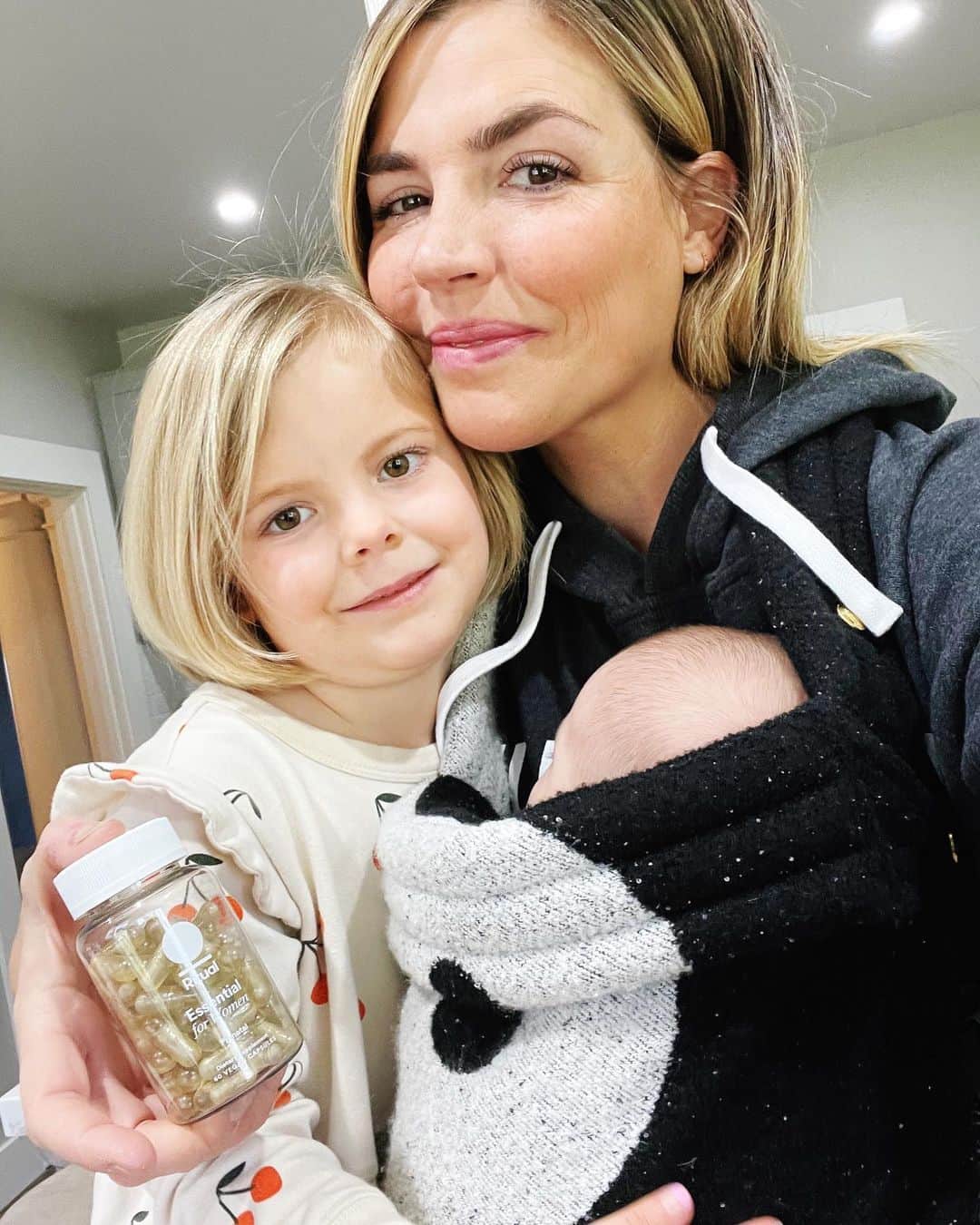 ジェシカ・シーバのインスタグラム：「Now that Niko is a bit older, I’m starting to get bits of time throughout my day for myself. Little moments that help me recharge. That’s why I’m excited to partner with @Ritual. Taking their multivitamin everyday is a reminder that small changes to your daily routine to can help support your foundational health and have a big impact in the long run. I am consistent with my multivitamin routine now because they are easy to take! They arrive right to my door every month, have a delayed-release capsule design so I can take them with or without food, and they value sustainability from the packaging to nutrients. Ritual is my reminder to take time for me and prioritize myself. The 30 minutes I can get to go swim might seem like a tiny moment in the 24 hours of my day, but it’s just the time I need for myself, which will ultimately help me be a better mom, wife, and friend. Try Ritual for yourself and take 10% of your first 3 months with code: SHYBA10 #ritualpartner」
