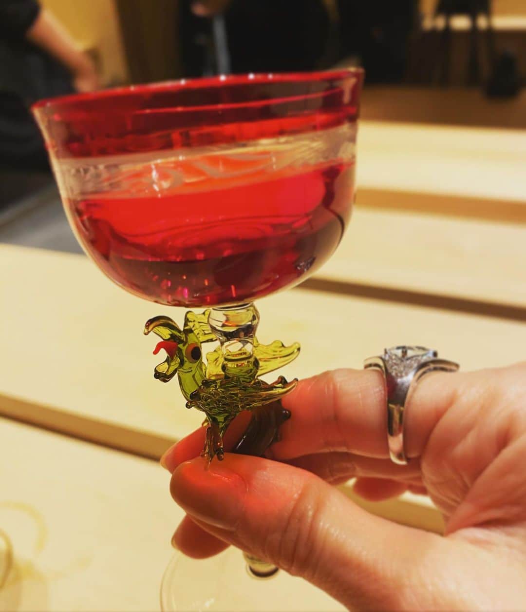高岡早紀 さんのインスタグラム写真 - (高岡早紀 Instagram)「ロケ先で出会ったドラゴンのグラスに一目惚れ。。」1月28日 12時35分 - saki_takaoka