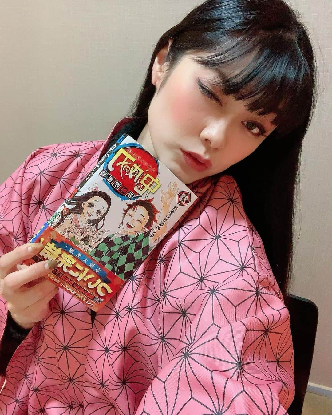 せいなさんのインスタグラム写真 - (せいなInstagram)「＊鬼滅の刃小説版＊ . . 鬼滅の小説版も買ってみたょ🎶 まだ、私も読んでないから 次京都行った時にゆっくり読もう〜📕 . . たまには、本の時間もいいよね🎶 . . instagram:@kamozen.kyoto 和雑貨:@charmofkamozen HP: https://www.kamozen.com/  . ＊----＊----＊----＊----＊----＊----＊----＊----＊ 〒605‐0845 京都府京都市東山区竹村町151番地35 Email：kamozen.kyoto@gmail.com ☎​075-286-4077 京都一棟貸家宿 加茂禅 ＊----＊----＊----＊----＊----＊----＊----＊----＊ .  . #鬼滅の刃 #鬼滅の刃全巻 #鼠豆子 #炭治郎 #着物 #漫画本 #漫画喫茶 #宿喫茶 #くつろぎ空間 #無限列車編  #小説版　 #kyoto #japan #kyotostay #hotel #japanese #beautiful #kamozen #kamozenkyoto #charmofkamozen #gotoキャンペーン  #gotoトラベル #goto #relux #rakuten #bookingcom #加茂禅 #京都  #和紙雑貨  #そうだ京都へ行こう」1月28日 12時35分 - seina_k0403