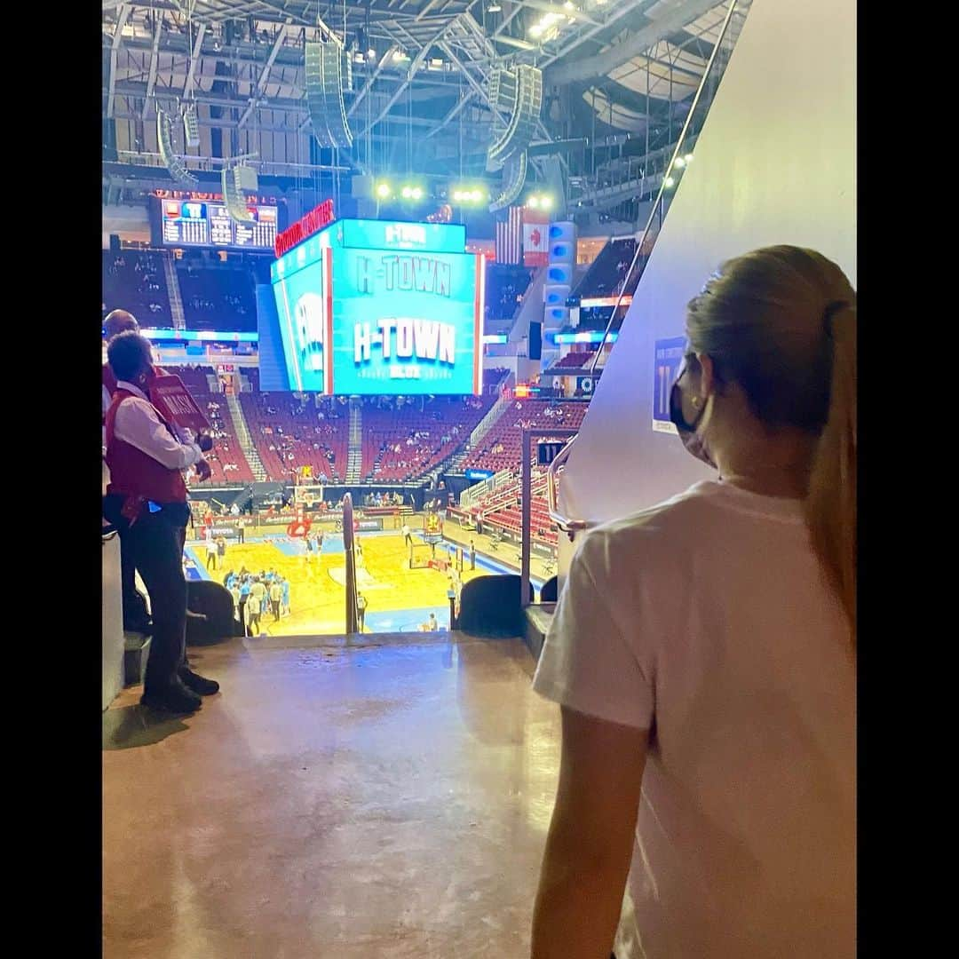 山田愛さんのインスタグラム写真 - (山田愛Instagram)「2021 has begun🔥 🌵☀️🤙🏽🏀🏝  #nba #rockets #wizards #htown  #houston #texas #basketball #journey」1月28日 12時38分 - aiyamada_