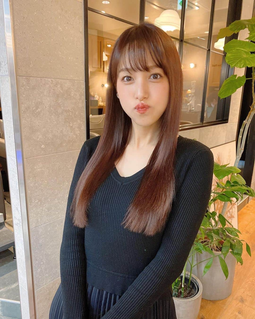 鷲見玲奈さんのインスタグラム写真 - (鷲見玲奈Instagram)「. 最近お仕事でヘアアレンジが多くて髪の毛のダメージが凄かったので、 @mikoto_0130 さんに髪の毛を生き返らせてもらってきました✨☺️  うるうるサラサラになって嬉しい🤍  カラーは、7.8トーンくらいで、ブラウン、ピンク、レッド、ラベンダーを調合しているそうです✨ お問い合わせをいくつか頂いていたので、よかったら参考にしてみて下さい☺️  #美容院 #urealm」1月28日 12時40分 - sumi__reina