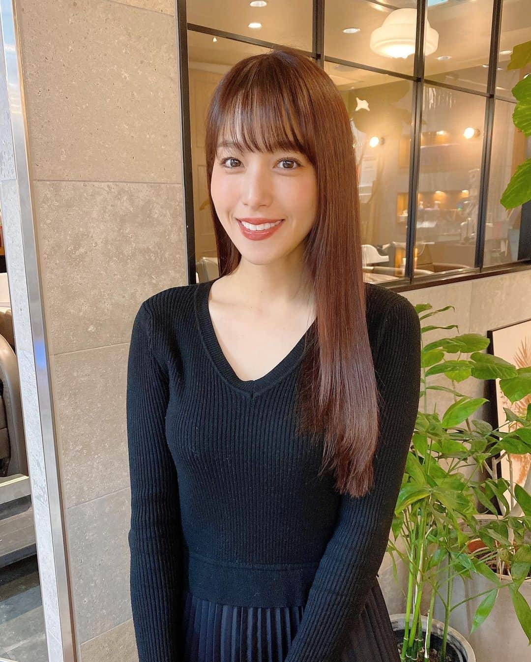 鷲見玲奈さんのインスタグラム写真 - (鷲見玲奈Instagram)「. 最近お仕事でヘアアレンジが多くて髪の毛のダメージが凄かったので、 @mikoto_0130 さんに髪の毛を生き返らせてもらってきました✨☺️  うるうるサラサラになって嬉しい🤍  カラーは、7.8トーンくらいで、ブラウン、ピンク、レッド、ラベンダーを調合しているそうです✨ お問い合わせをいくつか頂いていたので、よかったら参考にしてみて下さい☺️  #美容院 #urealm」1月28日 12時40分 - sumi__reina