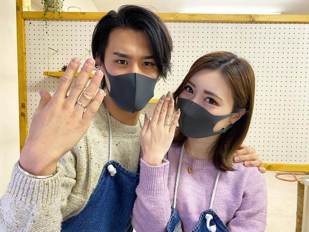 はづきてぃのインスタグラム：「・ 1年記念でペアリング作り💍 ペアリングって実は人生初❤️ 最近tiktokとかSNSで 一年記念日とか結婚指輪 手作りしてる人たくさんいてやりたくて、念願だったの💕 指輪作りめちゃ楽しかった〜💍💍💍 お互いのを作り合ったよ♡ 素敵な思い出と指輪ができましたっ🥰 YouTube載せるからちょっと待っててね🤣 ・ ・ #ペアリング　#一年記念日　#ペアリング作り #指輪作り #一年記念日デート　#カップル　#カップルグラム #カップルの日常 #やすはづカップル　#ついぶ東京工房」