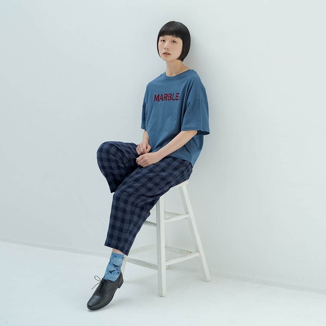 marbleSUD(マーブルシュッド) のインスタグラム：「ブランド初のロゴTEEができました！さまざまなプリントTEEを発売してきましたが、ブランドネームのTシャツは意外にも今回が初！  “MARBLE SUD”のプリント部分には、ベルベットのようなフロッキー加工を施しました。ヴィンテージアイテムの様なこなれ感のある、こだわりの1枚が完成しました。  カラーは全部で5色！全色揃っている今がチャンスです！」