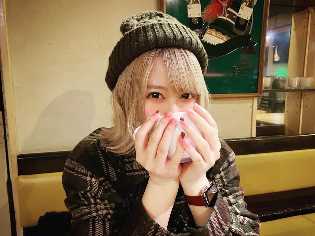 牧野広実のインスタグラム：「⑅◡̈* . カフェだいすき☕︎ 朝起きたらいつもコーヒーを飲むのが日課です✨✨ . . #cafe #coffee #coordinate #hairstyle #readytokiss #idol #カフェ #カフェ巡り #コーヒー #私服 #古着 #古着コーデ #高円寺 #チェックシャツ #ニット帽 #金髪ボブ #外ハネ #レディキス #アイドル #牧野広実 #☕」