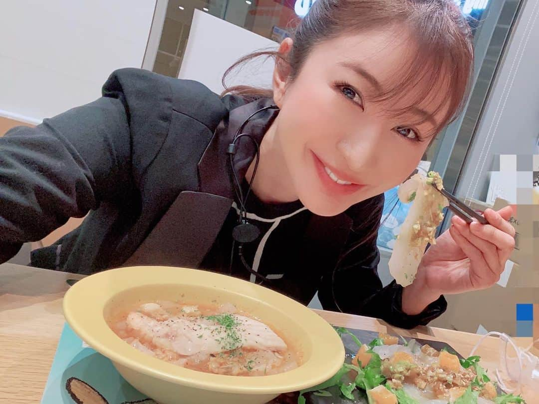 中村江莉香さんのインスタグラム写真 - (中村江莉香Instagram)「#福島県 #復興庁 様主催🗾🇯🇵 #abcクッキング #リモートイベント にてインスタ映え講師をさせて頂きました。 こんな光栄な事はありません🥺🙏 ありがとうございました✨  「食べたもので人は作られる。」 コロナ禍でこんな時だからこそ、食を楽しみ、お家時間の丁寧な過ごし方として、写真を撮ってみたり、、、お料理、食べる事を更に自ら広げてみる🌹🥰 写真を撮るためにお料理をするとして、それはいけない事でも無いですし、目で見て楽しめたらお料理ももっと楽しくなりますね♥️ そして彩り豊かなテーブルコーデは、栄養のバランスもバッチリだと思います☺️💘大好きな#お料理 そして#インスタグラム ✍️今回講演をさせて頂き、イベントに参加をして皆さんに伝えられた事がとても嬉しく、楽しかったです💋🥰 改めて、食べる事は繋がる、繋ぐことだなぁと🤝  #おいしい福島 🍑海に面していて、皆さんご存知の通り、美味しい農産物を作るのにもに適した地域🇯🇵🗾 お写真の通り...福島のヒラメはとにかく美味しい🙏そして安心安全❗️ 小名浜魚市場にて実施されている自主検査を経て私達の手元に届いています🥰‼︎ 是非👍福島県の食材をチョイスしてお料理してみてね(^^)‼︎  これぞ！#リモート観光 ☺️✨ #ヘルシー美食講座 🙏お疲れ様でした♥️♥️  #インスタグラマー  #インスタ映え #インナービューティーアドバイザー #インナービューティープランナー #フードコーディネーター #フードコーディネーター3級 #食材を大切に #福島県グルメ #福島県観光 #福島県復興支援イベント #日本を元気にしたい #大好き日本 #美味しい料理 #インスタ映え料理 #美味しいもの好きな人と繋がりたい #abcクッキングスタジオ #インフルエンサー #erica_cook #お料理好きな方と繋がりたい #福島県産 #福島県イベント」1月28日 12時57分 - erica_nakamura