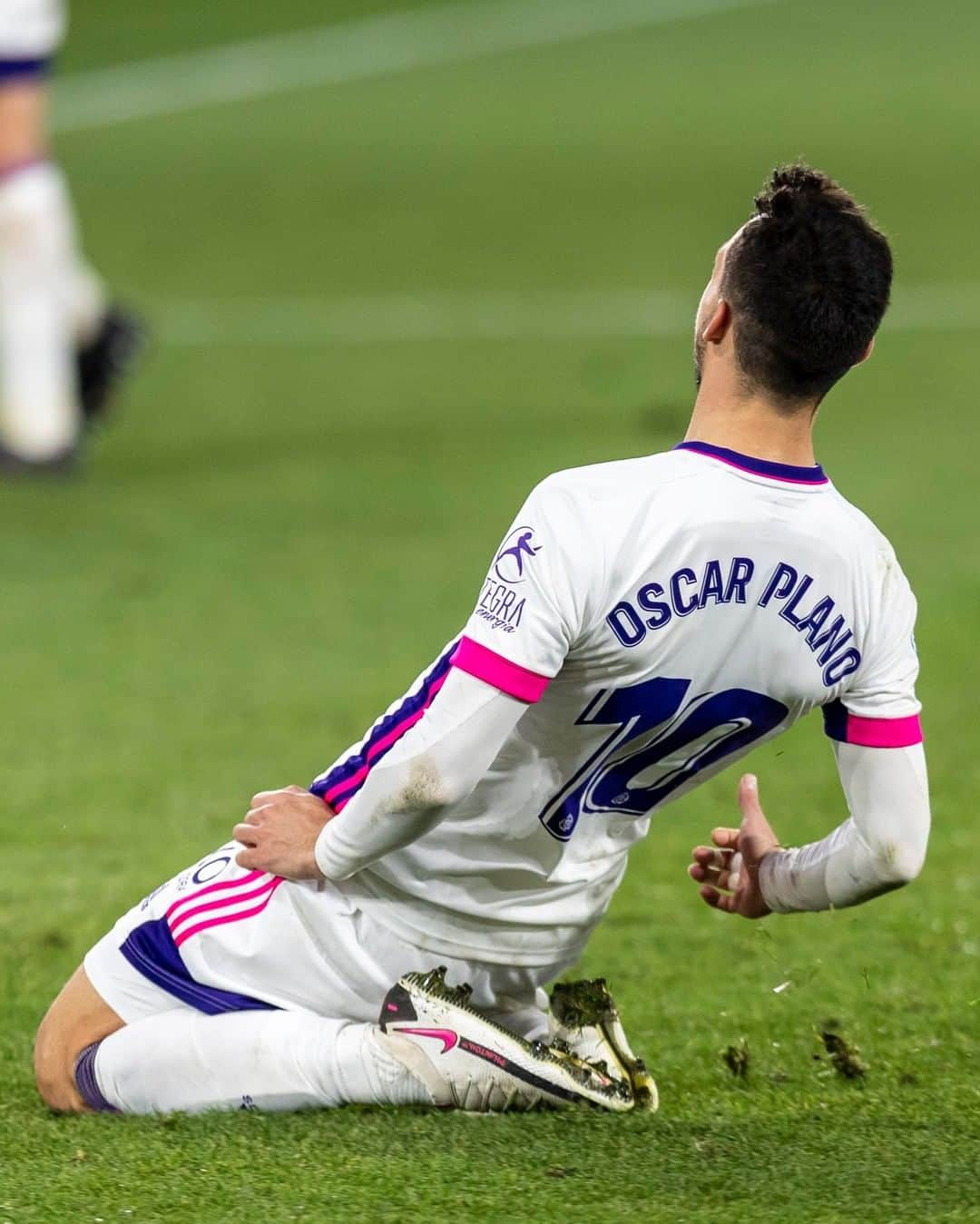 LFPさんのインスタグラム写真 - (LFPInstagram)「⚽️ Great feeling, great CELEBRATION! 💜  💜 ¡Gran emoción, gran CELEBRACIÓN! ⚽️  #Plano #RealValladolid #LaLiga #LaLigaSantander #Football #HayQueVivirla #YouHaveToLiveIt」1月28日 13時00分 - laliga