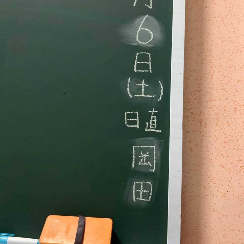 吉本新喜劇のインスタグラム：「今週のNGK川畑週公演は女子校が舞台✏️📖教室のセットも細かいところまで小道具さんのこだわりが！！ #吉本新喜劇 #なんばグランド花月 #川畑座長公演 #日直は岡田直子」