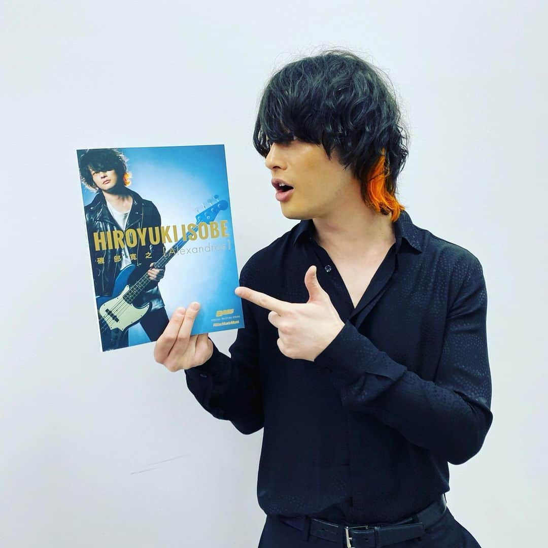 磯部寛之のインスタグラム：「A book about myself will be out tomorrow. Check out how I’ve walked my life with the band. Hope you enjoy! Hiro わたくしの本が、ついに明日発売になります。既に沢山の方が予約してくださってるようで、本当に嬉しいです。俺がどの様にバンドと歩んできたか。全部詰まってますので良ければ是非見てみてください。カメラマンの岡田さんに撮り下ろしてもらった写真も全部最高の仕上がりです。さすが。皆さまどうぞお楽しみください。ひろ #alexandros #bassmagazine #岡田貴之 #さん #artistbook #hiroyukiisobe #アーティスト本 #磯部寛之 #改めて #光栄 #です #ありがとう #これからも #よろしく #です」