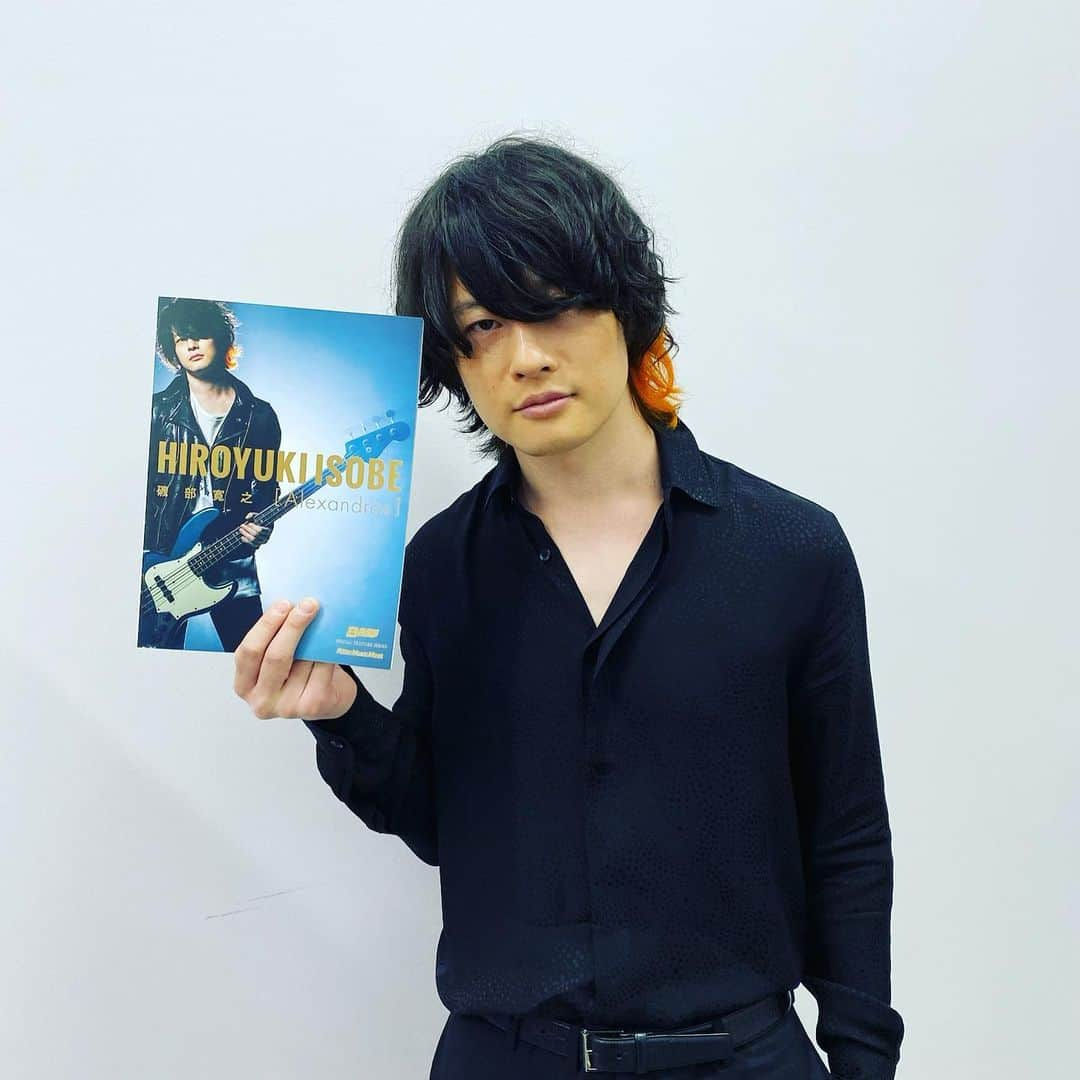 磯部寛之さんのインスタグラム写真 - (磯部寛之Instagram)「A book about myself will be out tomorrow. Check out how I’ve walked my life with the band. Hope you enjoy! Hiro わたくしの本が、ついに明日発売になります。既に沢山の方が予約してくださってるようで、本当に嬉しいです。俺がどの様にバンドと歩んできたか。全部詰まってますので良ければ是非見てみてください。カメラマンの岡田さんに撮り下ろしてもらった写真も全部最高の仕上がりです。さすが。皆さまどうぞお楽しみください。ひろ #alexandros #bassmagazine #岡田貴之 #さん #artistbook #hiroyukiisobe #アーティスト本 #磯部寛之 #改めて #光栄 #です #ありがとう #これからも #よろしく #です」1月28日 13時09分 - hiro_isobe_alexandros