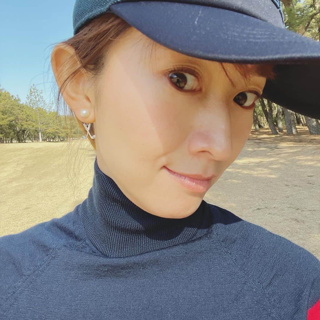 森下千里のインスタグラム：「ちょっと前の　#宮崎ゴルフ 暖かくて、最高でした。  このピアスは友達のいっちゃんが作っているゴルフピアス⛳️ 最近は必ず、ラウンドの時はつけています。 飛んでっちゃうのではないか！？と心配してましたけど、慣れちゃった🥰  春が待ち遠しいね。 ゴルフしたい⛳️ね。  . . #ピアス #ゴルフ #ラウンドレッスン」