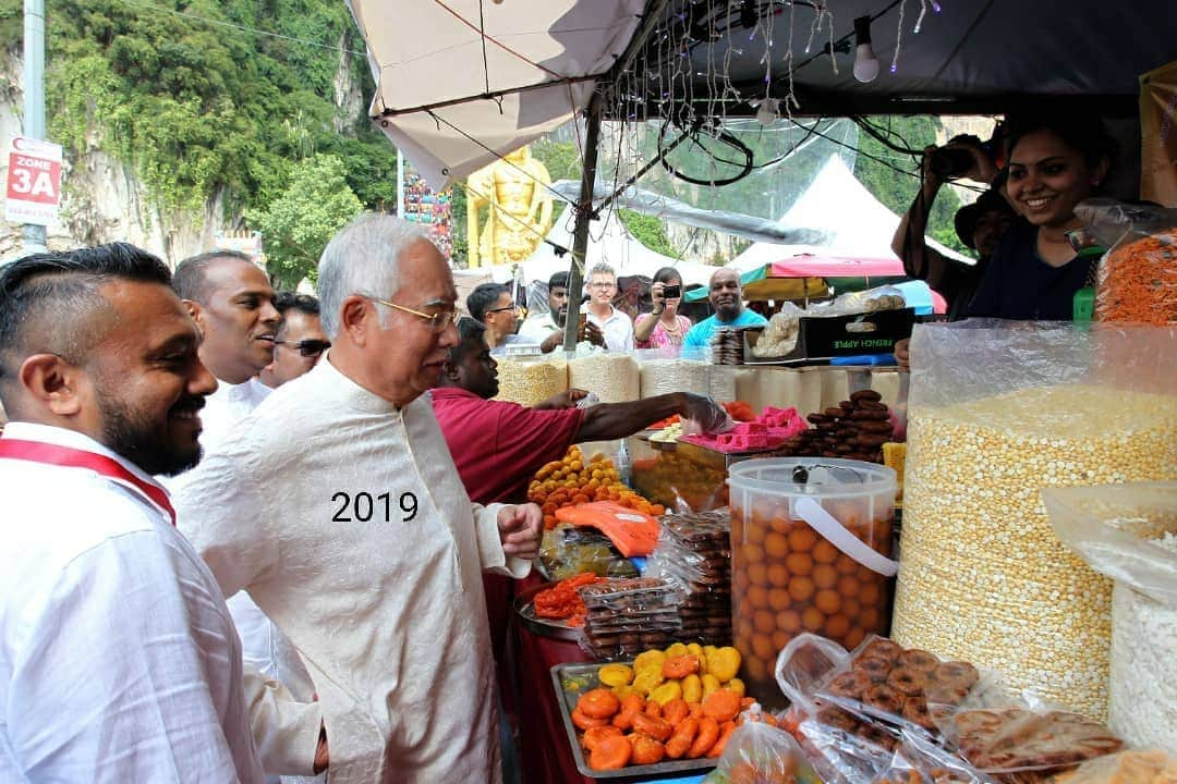 ナジブ・ラザクさんのインスタグラム写真 - (ナジブ・ラザクInstagram)「Pernah pergi Batu Caves masa Thaipusam?  Setiap tahun saya cuba meluangkan masa dan pergi atas jemputan kawan-kawan.  Tahun 2018 dan sebelumnya atas kapasiti saya sebagai Perdana Menteri.  Tahun 2019, 2020 saya bersama kawan-kawan juga walaupun bukan lagi PM.  Tidak sangka dengan sambutan yang diberikan.  Amat meriah.  Walaupun kita ada perbezaan dari segi kebudayaan dan agama, tetapi inilah dia keunikan Malaysia.  Tidak kira apa perayaan, kita berkumpul dan berkongsi kegembiraan bersama.  Saya juga telah berusaha sebaik mungkin dengan konsep pentadbiran 1Malaysia.  Tiada yang tercicir. Tiada yang diabaikan.   Segala bantuan dan pembangunan diberikan secara saksama kepada semua di Malaysia.  Ada juga secara spesifik seperti Pelan Induk Pembangunan Masyarakat India yang telah melahirkan usahawan-usahawan berjaya dan meningkatkan taraf pendidikan misalnya.  Hari ini saya tidak tahu apa yang ada lagi tetapi saya akan terus bersuara memastikan tiada yang ketinggalan.  Sedih sekali akibat Covid-19, banyak perayaan tidak lagi dapat kita sambut secara besar-besaran.  Hanya dengan kesederhanaan bersama keluarga terdekat dan jiran-jiran setempat.  Rindu kawan-kawan semua.  Tidak mengapa.  Saya percaya kemeriahan ini akan kembali tidak lama lagi setelah Covid-19 berlalu pergi.  Selamat menyambut Hari Thaipusam.  Salam 1Malaysia.  (Gambar tahun 2019)」1月28日 13時12分 - najib_razak