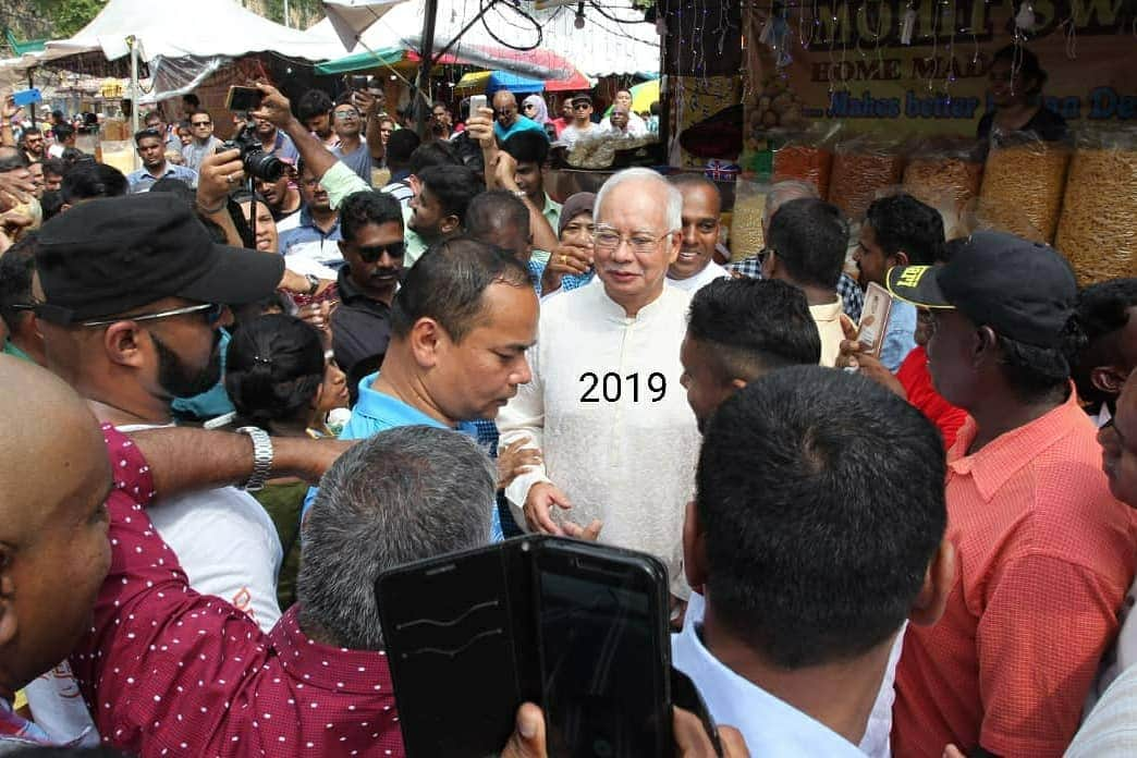 ナジブ・ラザクさんのインスタグラム写真 - (ナジブ・ラザクInstagram)「Pernah pergi Batu Caves masa Thaipusam?  Setiap tahun saya cuba meluangkan masa dan pergi atas jemputan kawan-kawan.  Tahun 2018 dan sebelumnya atas kapasiti saya sebagai Perdana Menteri.  Tahun 2019, 2020 saya bersama kawan-kawan juga walaupun bukan lagi PM.  Tidak sangka dengan sambutan yang diberikan.  Amat meriah.  Walaupun kita ada perbezaan dari segi kebudayaan dan agama, tetapi inilah dia keunikan Malaysia.  Tidak kira apa perayaan, kita berkumpul dan berkongsi kegembiraan bersama.  Saya juga telah berusaha sebaik mungkin dengan konsep pentadbiran 1Malaysia.  Tiada yang tercicir. Tiada yang diabaikan.   Segala bantuan dan pembangunan diberikan secara saksama kepada semua di Malaysia.  Ada juga secara spesifik seperti Pelan Induk Pembangunan Masyarakat India yang telah melahirkan usahawan-usahawan berjaya dan meningkatkan taraf pendidikan misalnya.  Hari ini saya tidak tahu apa yang ada lagi tetapi saya akan terus bersuara memastikan tiada yang ketinggalan.  Sedih sekali akibat Covid-19, banyak perayaan tidak lagi dapat kita sambut secara besar-besaran.  Hanya dengan kesederhanaan bersama keluarga terdekat dan jiran-jiran setempat.  Rindu kawan-kawan semua.  Tidak mengapa.  Saya percaya kemeriahan ini akan kembali tidak lama lagi setelah Covid-19 berlalu pergi.  Selamat menyambut Hari Thaipusam.  Salam 1Malaysia.  (Gambar tahun 2019)」1月28日 13時12分 - najib_razak