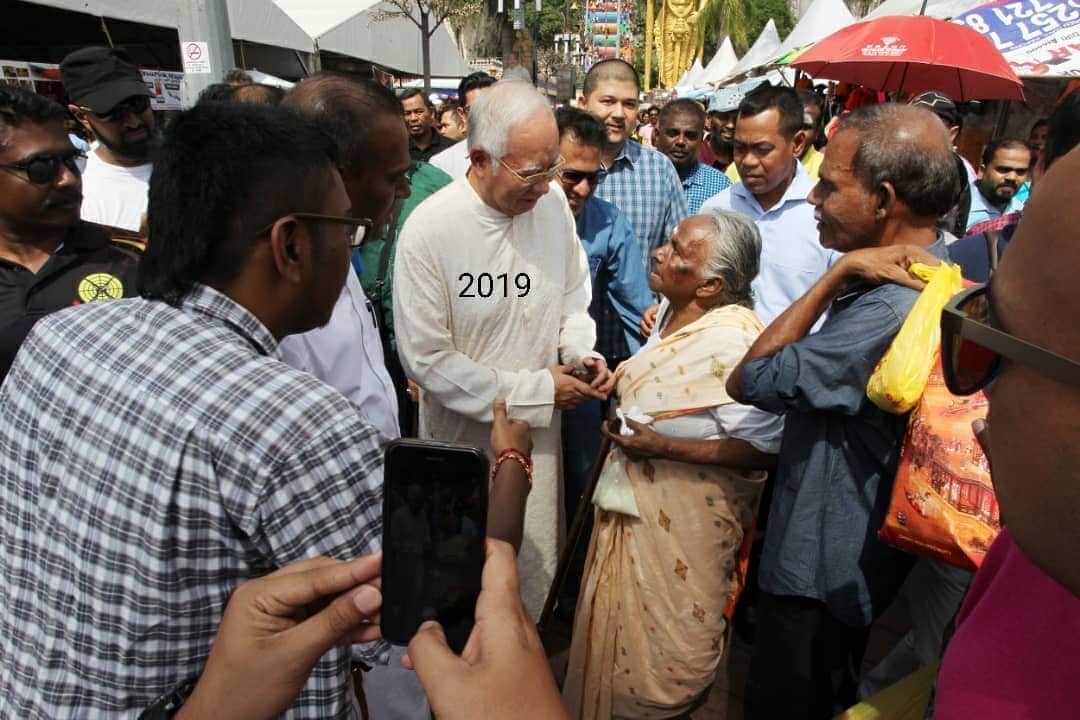 ナジブ・ラザクのインスタグラム：「Pernah pergi Batu Caves masa Thaipusam?  Setiap tahun saya cuba meluangkan masa dan pergi atas jemputan kawan-kawan.  Tahun 2018 dan sebelumnya atas kapasiti saya sebagai Perdana Menteri.  Tahun 2019, 2020 saya bersama kawan-kawan juga walaupun bukan lagi PM.  Tidak sangka dengan sambutan yang diberikan.  Amat meriah.  Walaupun kita ada perbezaan dari segi kebudayaan dan agama, tetapi inilah dia keunikan Malaysia.  Tidak kira apa perayaan, kita berkumpul dan berkongsi kegembiraan bersama.  Saya juga telah berusaha sebaik mungkin dengan konsep pentadbiran 1Malaysia.  Tiada yang tercicir. Tiada yang diabaikan.   Segala bantuan dan pembangunan diberikan secara saksama kepada semua di Malaysia.  Ada juga secara spesifik seperti Pelan Induk Pembangunan Masyarakat India yang telah melahirkan usahawan-usahawan berjaya dan meningkatkan taraf pendidikan misalnya.  Hari ini saya tidak tahu apa yang ada lagi tetapi saya akan terus bersuara memastikan tiada yang ketinggalan.  Sedih sekali akibat Covid-19, banyak perayaan tidak lagi dapat kita sambut secara besar-besaran.  Hanya dengan kesederhanaan bersama keluarga terdekat dan jiran-jiran setempat.  Rindu kawan-kawan semua.  Tidak mengapa.  Saya percaya kemeriahan ini akan kembali tidak lama lagi setelah Covid-19 berlalu pergi.  Selamat menyambut Hari Thaipusam.  Salam 1Malaysia.  (Gambar tahun 2019)」