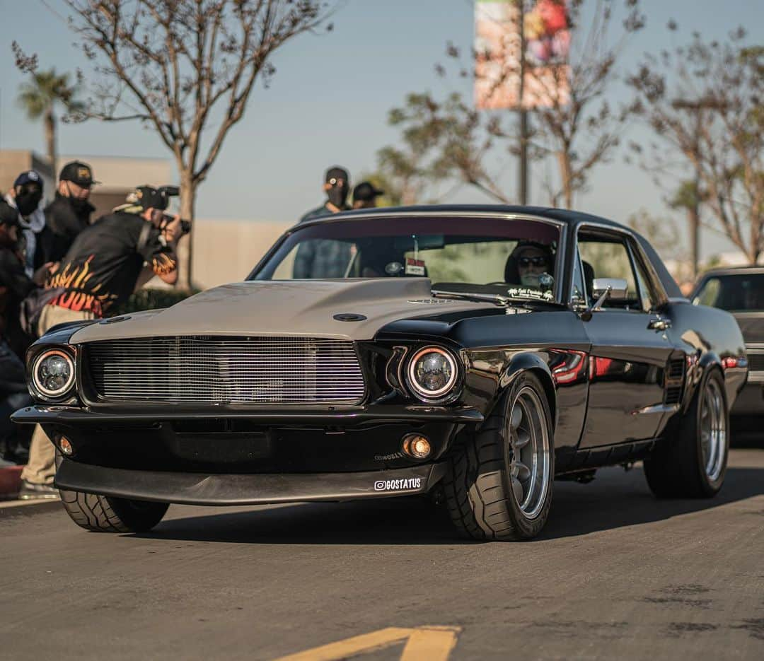 Classics Dailyさんのインスタグラム写真 - (Classics DailyInstagram)「“Variety” is the word, but we are all here for one commonality ... Cars!  No egos, no colors at the @qruisinpch Quarantine Cruise.  Take a peek at the @tylercatesphotos drop from QC11! Swipe ☝🏽 _  #protouring  #hotrods #classiccars #customcars #musclecars #americanmusclecars #hotrodsandmusclecars #americanmuscle #classicmuscle」1月28日 13時13分 - classicsdaily