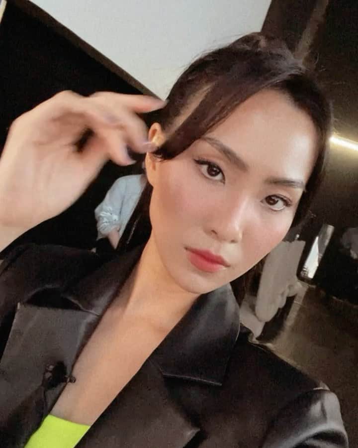 ソニアのインスタグラム：「Rehearsals for tonight’s exciting launch of the All-New Jazz with @honda_sg at 8PM on their FB page!! LOCK IT DOWN. I’m ready to... Drive you crazy!! 🤪🥵 But of course you gotta tune in for a first look and snag some good deals✨  Thank you for keepin my face snatched @benjioo!」