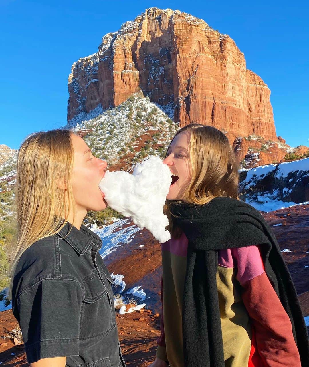 ヴラダ・ロスリャコヴァのインスタグラム：「Beware. Heart eaters. 😛 🎉My baby Dasha you know how much I want you to be happy ✨ keep shining! ☀️  #birthdaygirl」