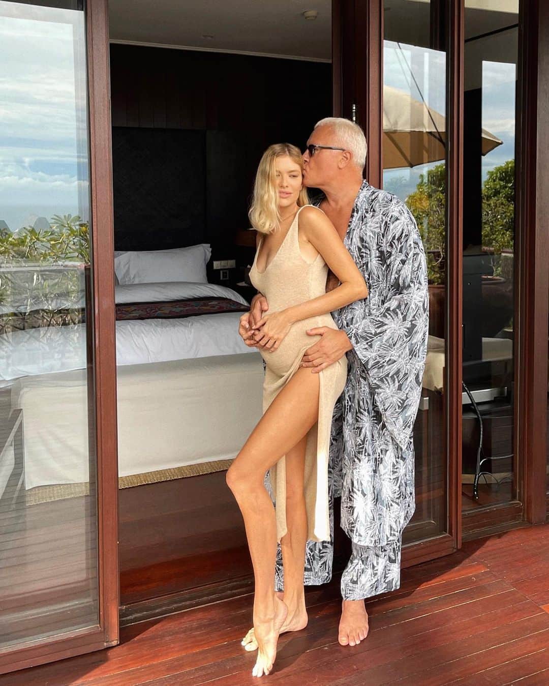 エレナ・ペルミノヴァのインスタグラム：「Kiss me baby one more time 🤣🤌🏽🤰🏼 @alexanderlebedev_」
