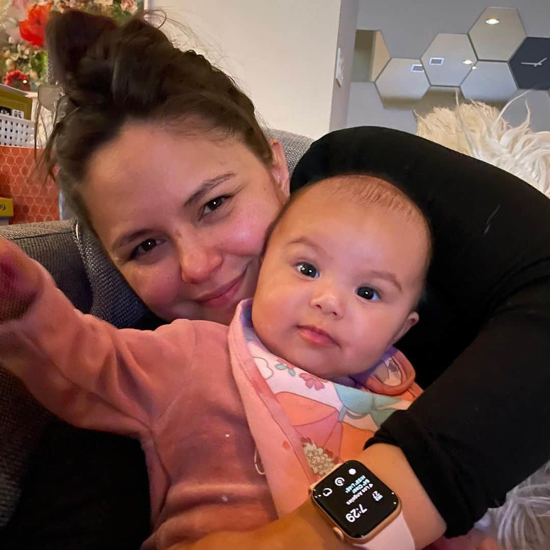 レスリー＝アン・ハフのインスタグラム：「Weird Apple Watch flex. Happy Thursday! My baby is starting to smile for pictures!😱🥰😭」