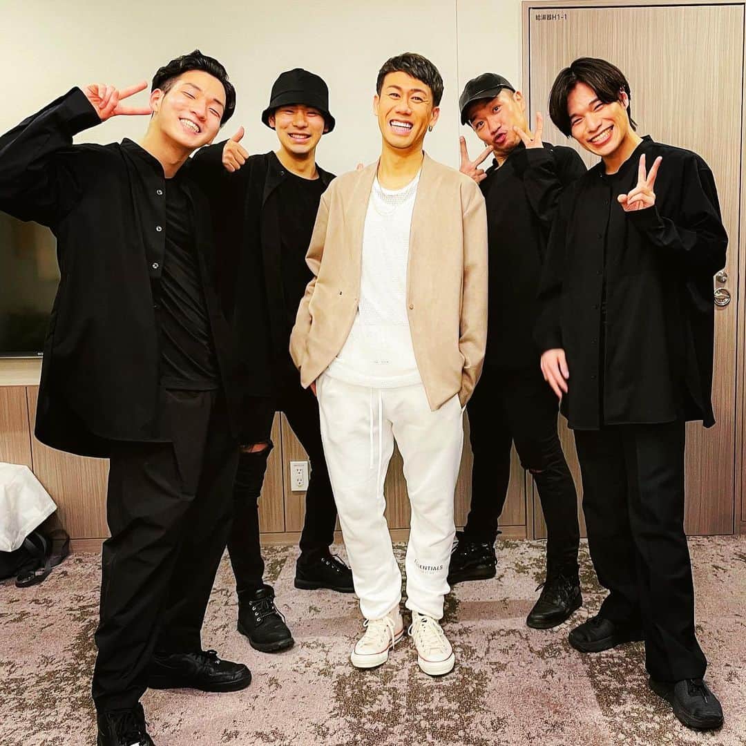 川畑要のインスタグラム：「最高な誕生日を過ごすことができました‼️  暗いニュースばかりに疲れ笑顔を忘れてしまいそうになったらこんな写真を見て元気出してください。  ライブに関わってくださった全スタッフ、バンドメンバー、ダンサーのみんな、そしていつも支えてくれるファンのみんな幸せな誕生日をありがとう。  #川畑要 #chemistry #42歳 #誕生日」